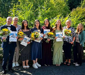 Im Namen des Diakonie Klinikums gratulierten Brigitte Reber (2. von links) aus dem OP-Team sowie (von rechts) die Praxisanleiterinnen Lea Lütticke und Manuela Scherz den neuen OTA-Fachkräften Lilliet Wilhelm, Nezaket Nur Baysal, Ikra Kazanc, Joudy Hamshoro und Remo Ciraldo.