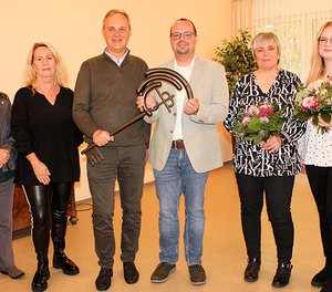 Schlüsselübergabe im Altenzentrum Freudenberg: Bernd Spornhauer (3. von links), Geschäftsführer der Diakonischen Altenhilfe Siegerland, hieß den neuen Einrichtungsleiter Thorsten Weil willkommen. Glückwünsche überbrachten auch (von links) von Ulrike Steinseifer und Martina Ijewski vom Förderverein. Zudem gab es ein großes Dankeschön an die Pflegedienstleiterinnen Anke Lagemann und Theresa Rolka, die das Haus fast ein Jahr lang kommissarisch geleitet hatten. 
