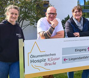 Stolze 2170 Euro für das Ökumenische Hospiz Kloster Bruche erbrachte eine sportliche Spendenaktion des Betzdorfer Fitnessstudios „Be Fit“. Dafür bedankte sich Einrichtungsleiterin Yasmin Brost nun sehr herzlich bei Janine Mauden und Thorsten Kratschmar. 