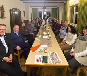 Bei einem Besuch im Ökumenischen Hospiz Kloster Bruche informierte sich der Lions Club Westerwald mit Präsident Tobias Gerhardus (links) über die Arbeit der Einrichtung und überreichte zudem eine 1000-Euro-Spende an den Förderverein.